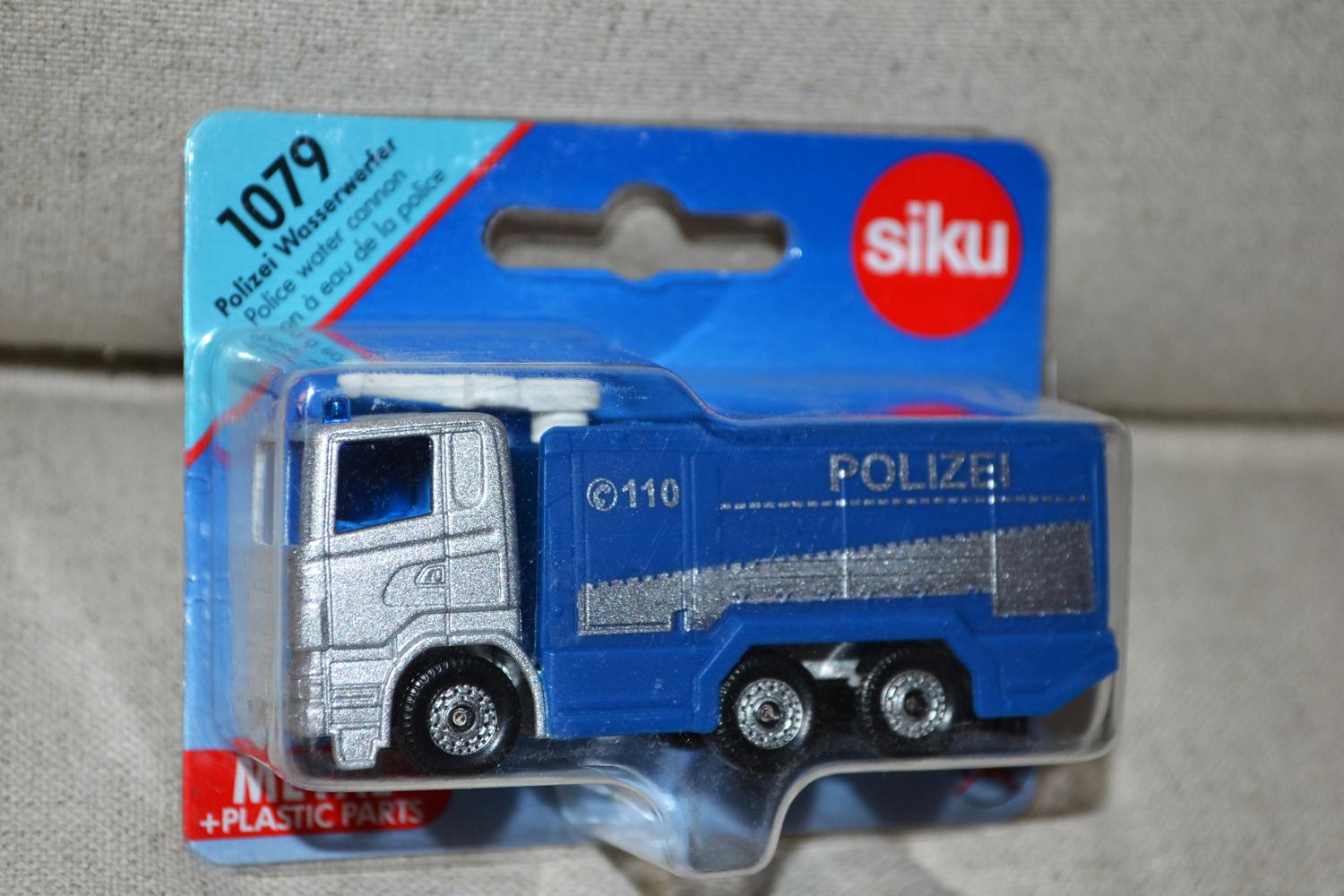 Scania Fordon Polis m. Vattenkanon 1:64 Siku 1079 8cm Ny