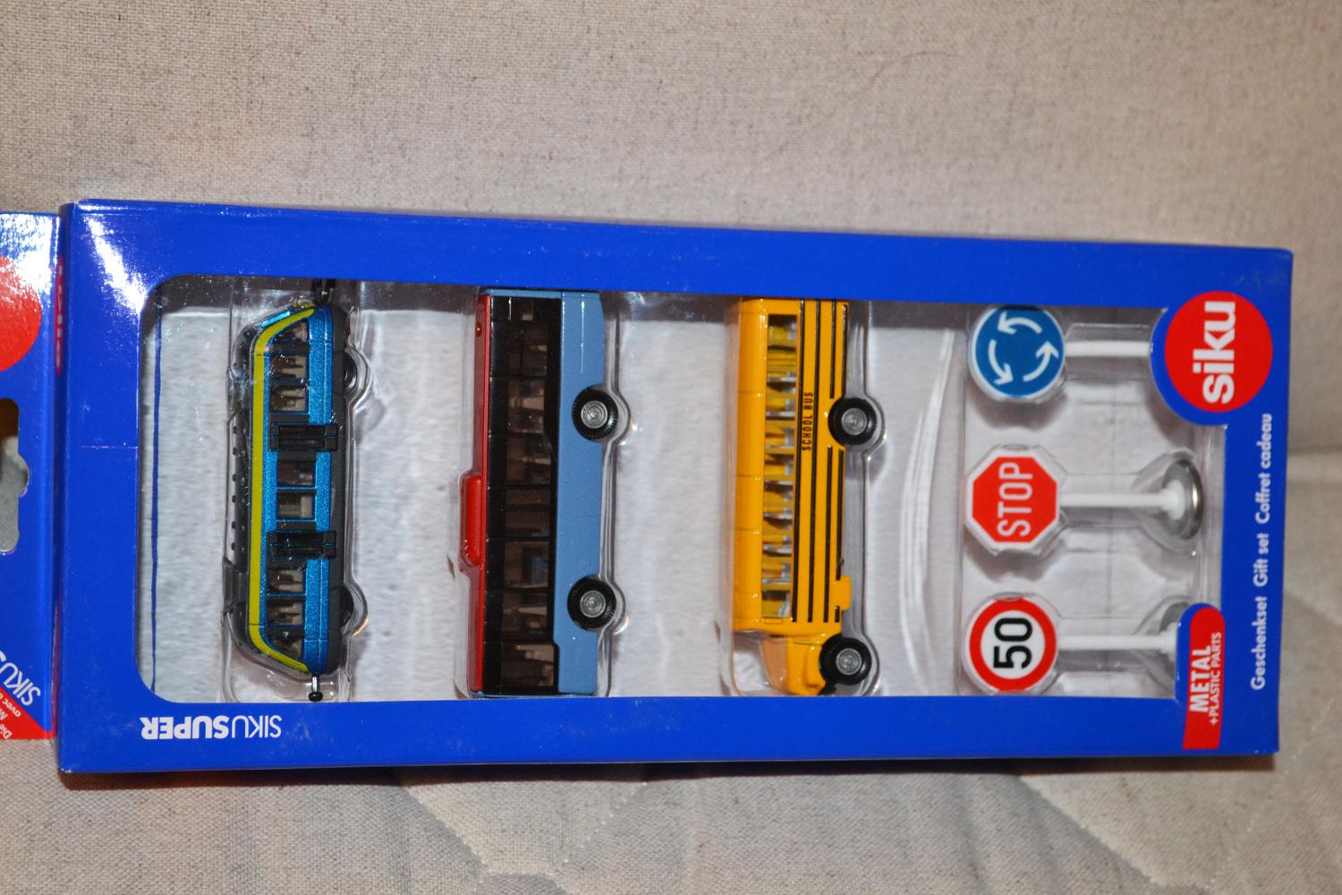 Stadsfordon 5st Gift Set Skolbuss Tåg Skyltar mm 1:64 Siku 6303 8cm Ny