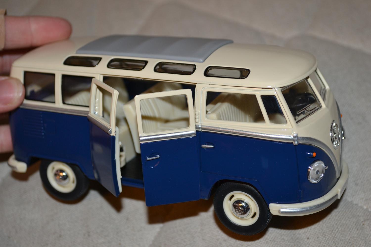 Volkswagen Samba Buss Blå/Creme 1962 1:24 Kinsmart 18cm Ny