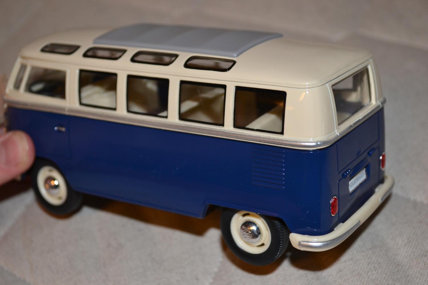 Volkswagen Samba Buss Blå/Creme 1962 1:24 Kinsmart 18cm Ny