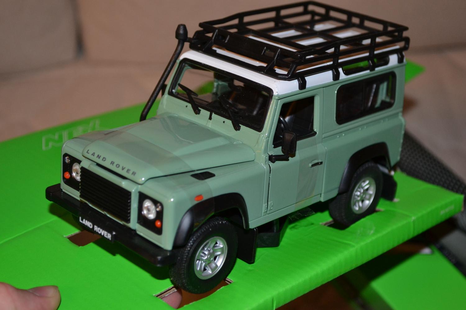 Land Rover Defender Off Road m. Takförvaring Grön/Vit 1:24 Welly 16cm Ny