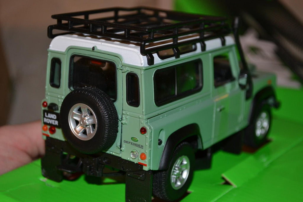 Land Rover Defender Off Road m. Takförvaring Grön/Vit 1:24 Welly 16cm Ny