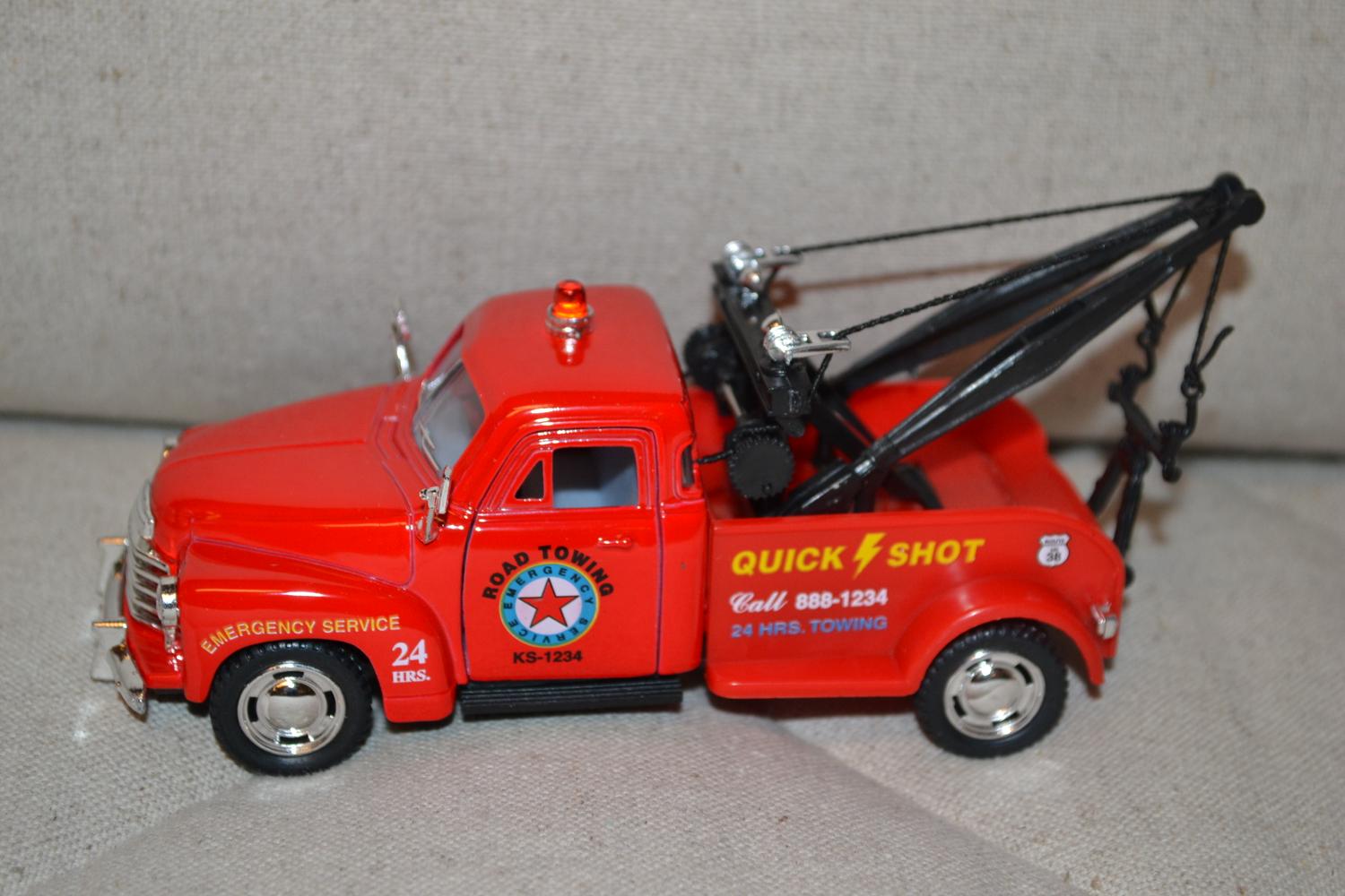 Röd Chevrolet 3100 Bilbärgare 1953 1:38 Kinsmart 14cm Ny