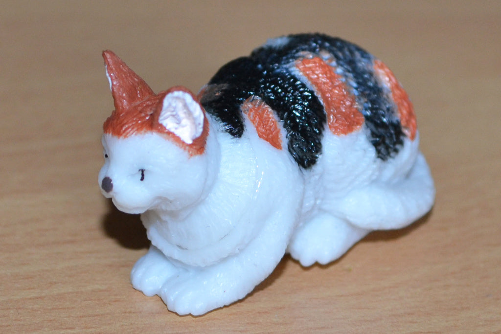 Liggande Brun/Svart/Vit Katt 6cm Lek/Prydnad/Present Ny