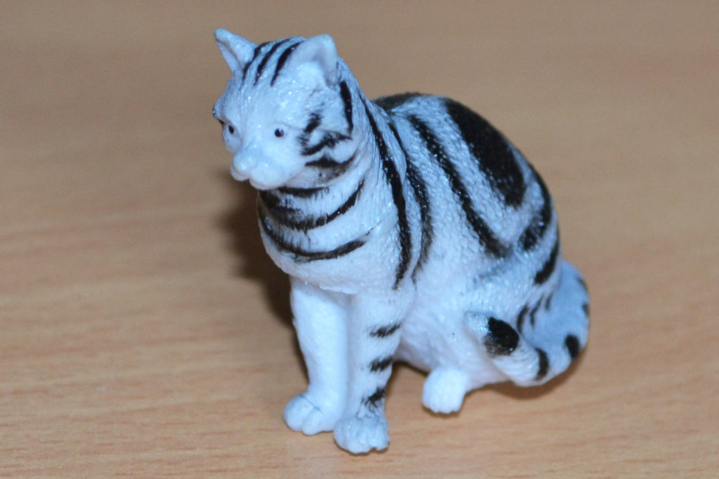 Grå m. Svarta Ränder "Sittande" Katt 6cm Lek/Prydnad/Present