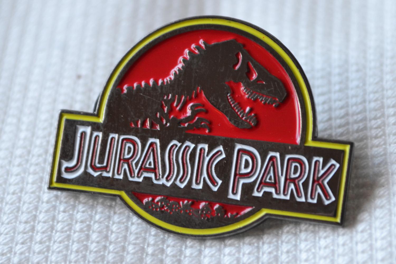 Jurassic Park Logo m. Emalj Brosch Pin 4cm Ny
