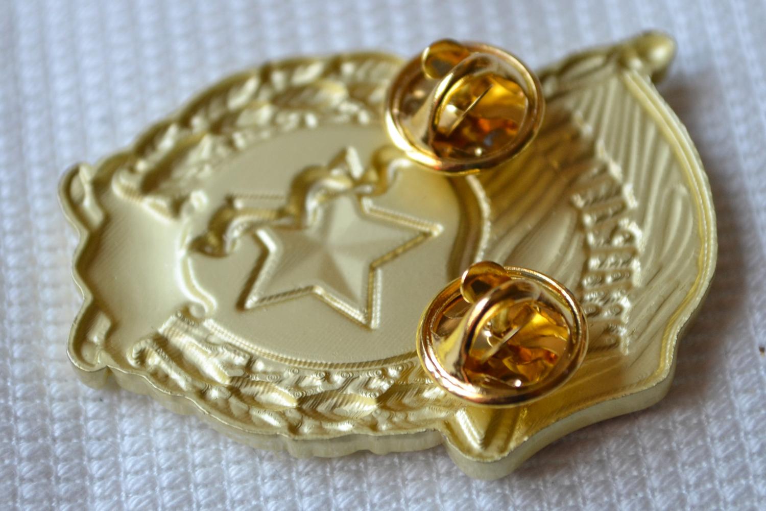 Sovjet Flagga m. Kampord Stjärna CCCP Sköld m. Emalj Brosch Pin 5*3,5cm Ny