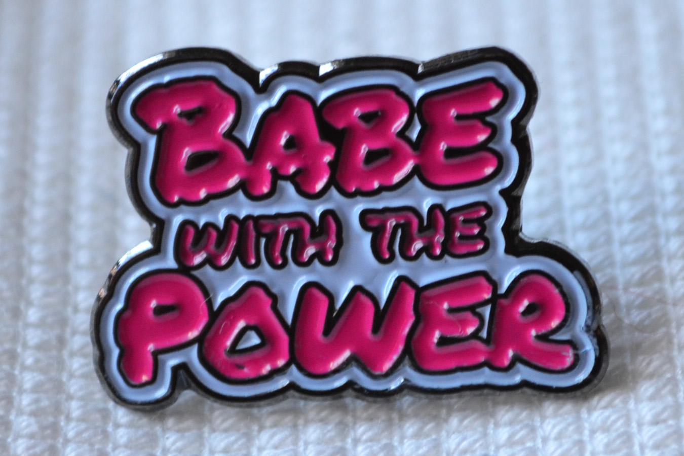 Babe with the Power Girlpower m. Emalj Brosch Pin 2,5cm Ny