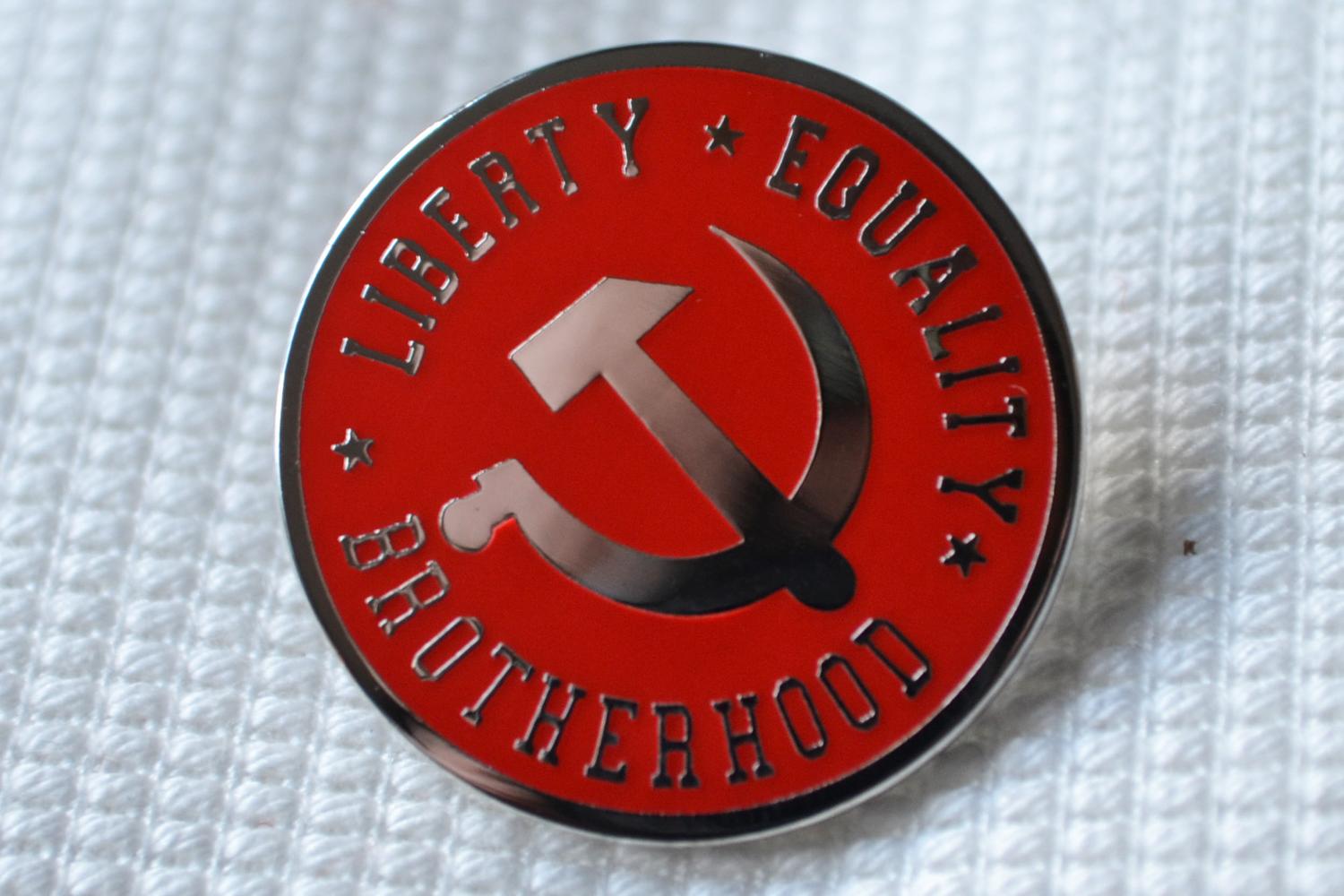 Kommunism Liberty Equality Brotherhood m. Emalj Brosch Pin 2,5cm Ny