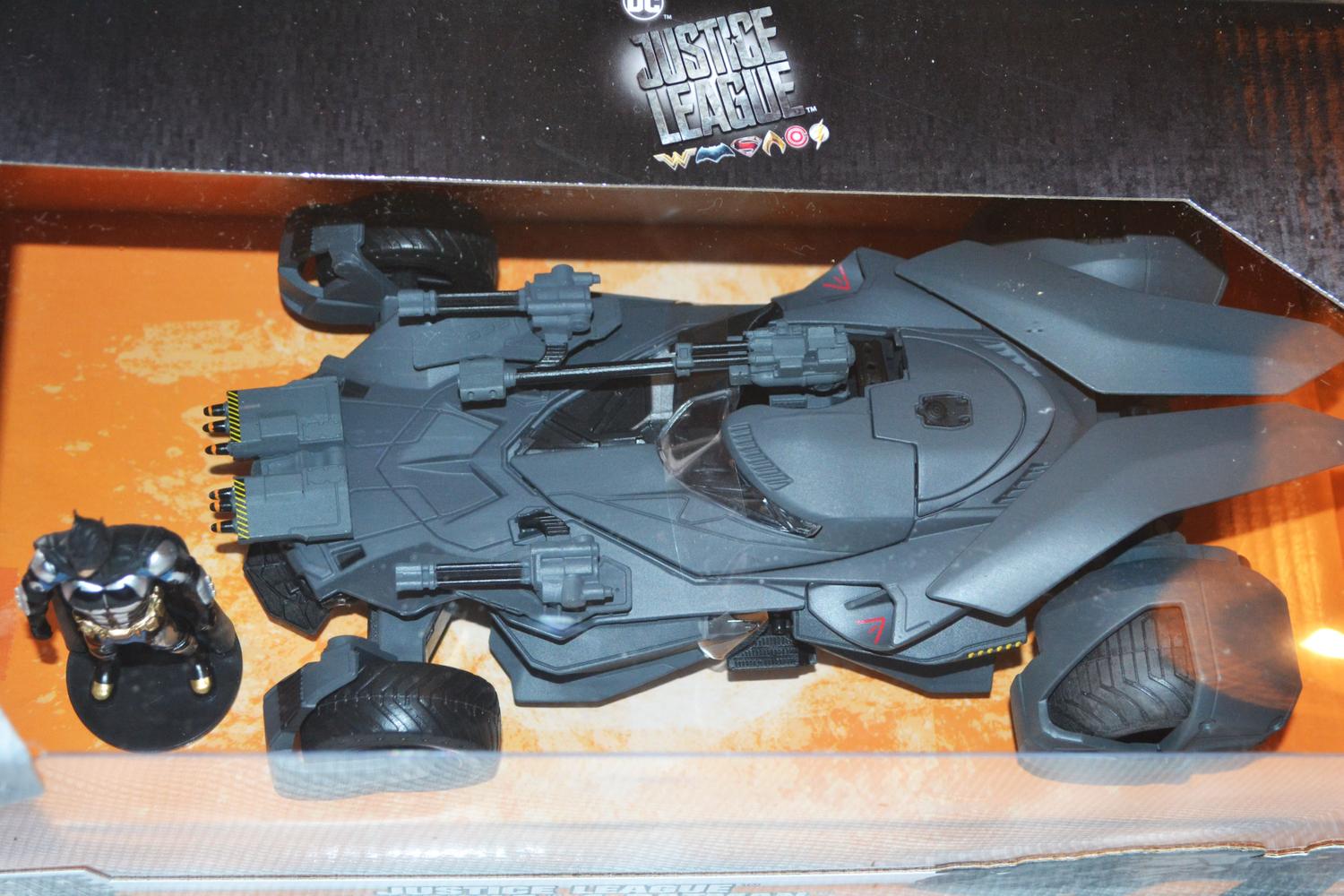 Justice Leauge Batmobile 2017 m. Figur 1:24 Jada 22cm Ny