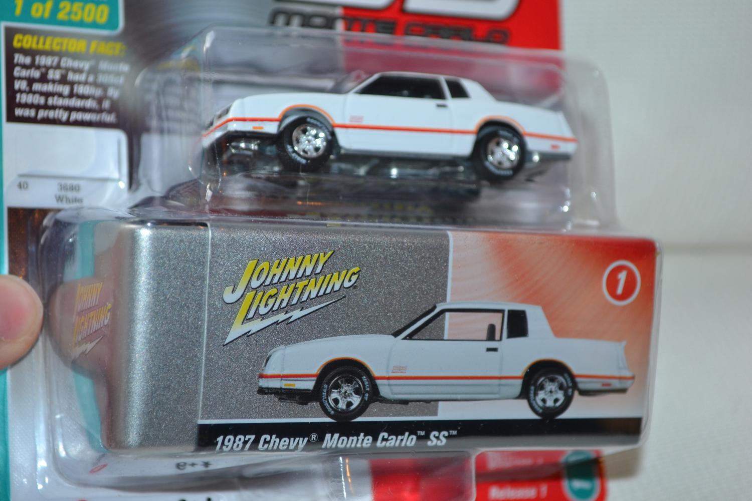 1987 Chevy Monte Carlo SS Vit 1:64 Johnny Lightning (M. Plåtlåda) 7,5cm Ny