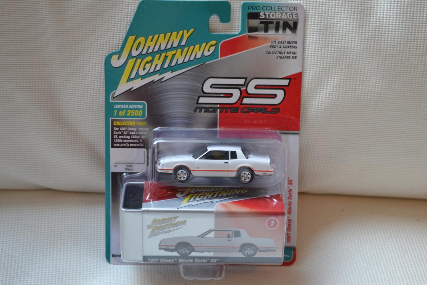 1987 Chevy Monte Carlo SS Vit 1:64 Johnny Lightning (M. Plåtlåda) 7,5cm Ny