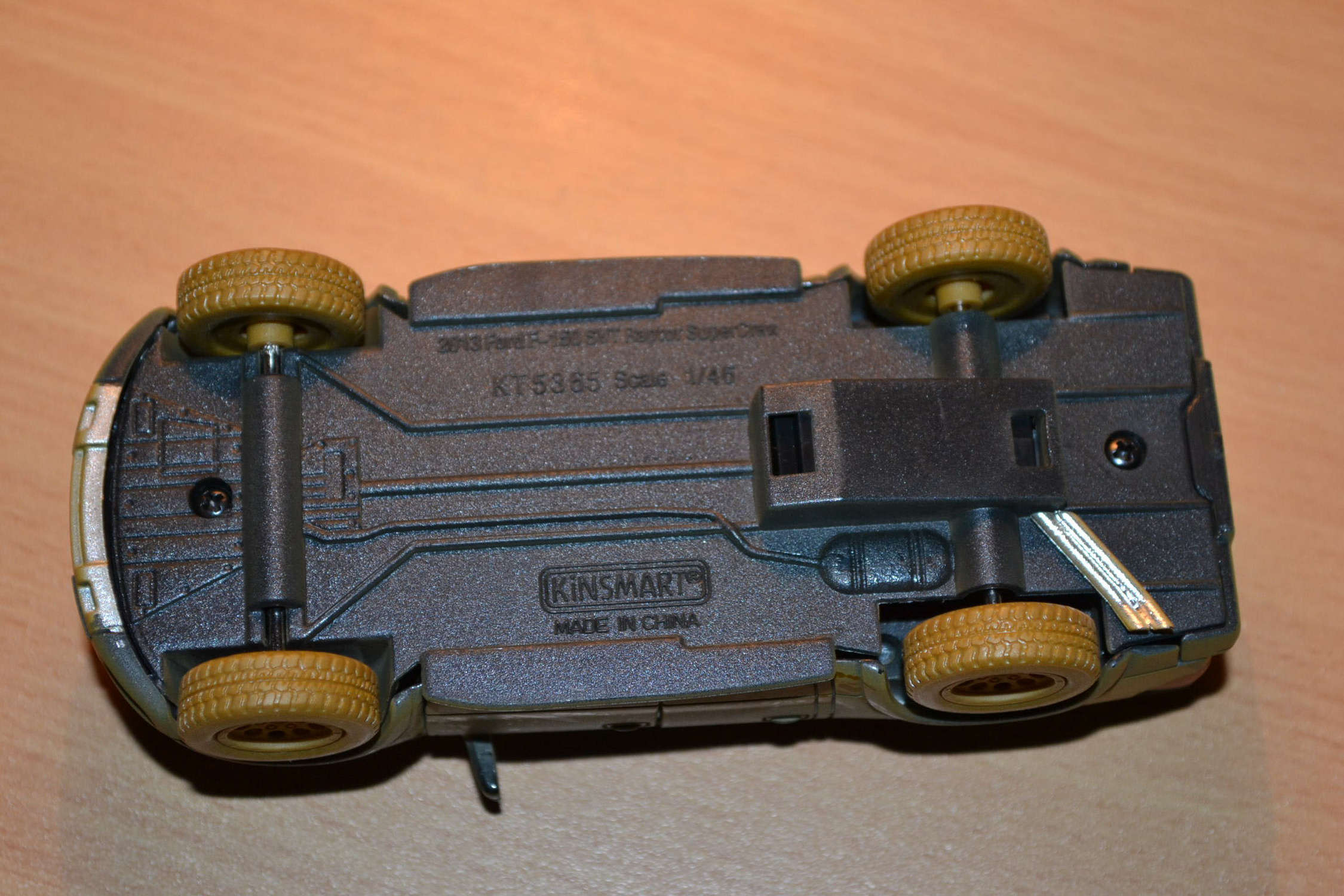 Ford F-150 SVT Raptor SuperCrew Svart 1:46 Kinsmart (Smutsig, lera) 13cm Ny