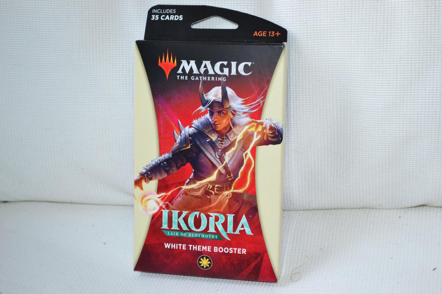 Vit MTG Ikoria: Lair of Behemoths Theme Booster Magic the Gathering Ny