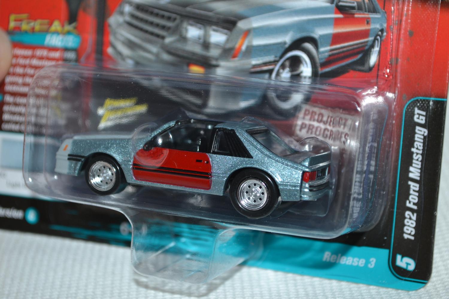 1982 Ford Mustang GT Blå/Röd 1:64 Johnny Lightning (Street Freaks 14B) 8cm Ny