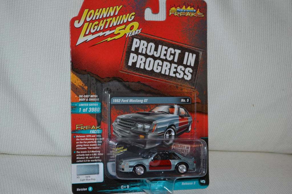 1982 Ford Mustang GT Blå/Röd 1:64 Johnny Lightning (Street Freaks 14B) 8cm Ny
