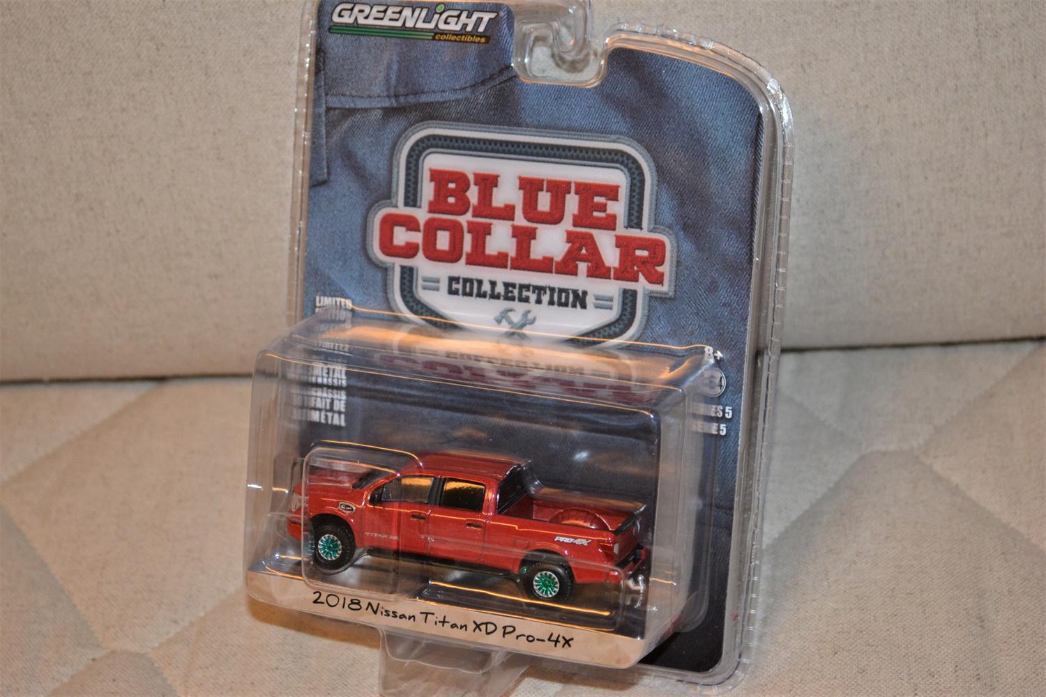 2018 Nissan Titan XD Pickup Röd 1:64 Greenlight (Blue Collar 5) 7-9cm Ny