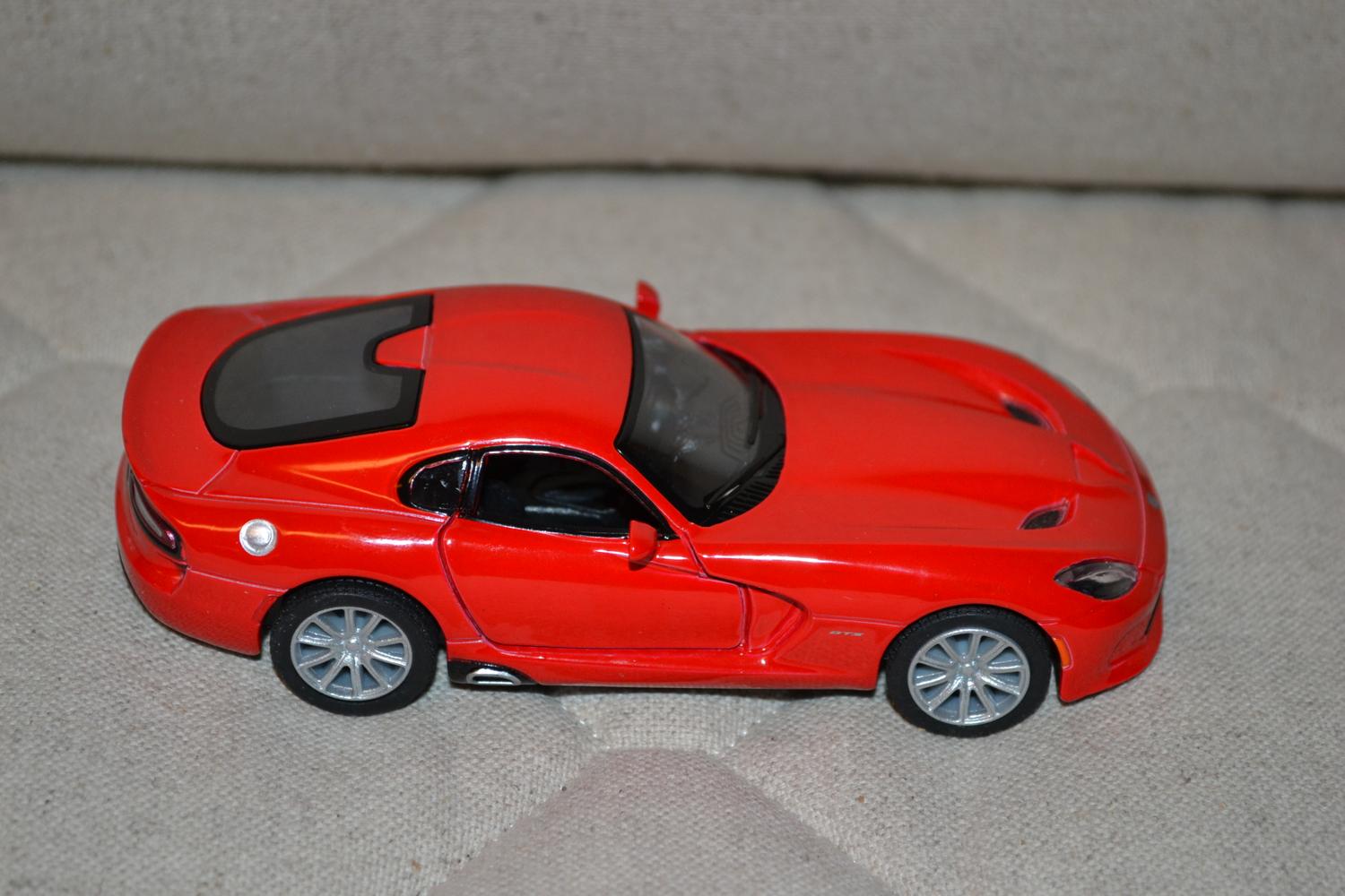 Röd Dodge SRT Viper GTS 2013 1:38 Kinsmart 13cm Ny