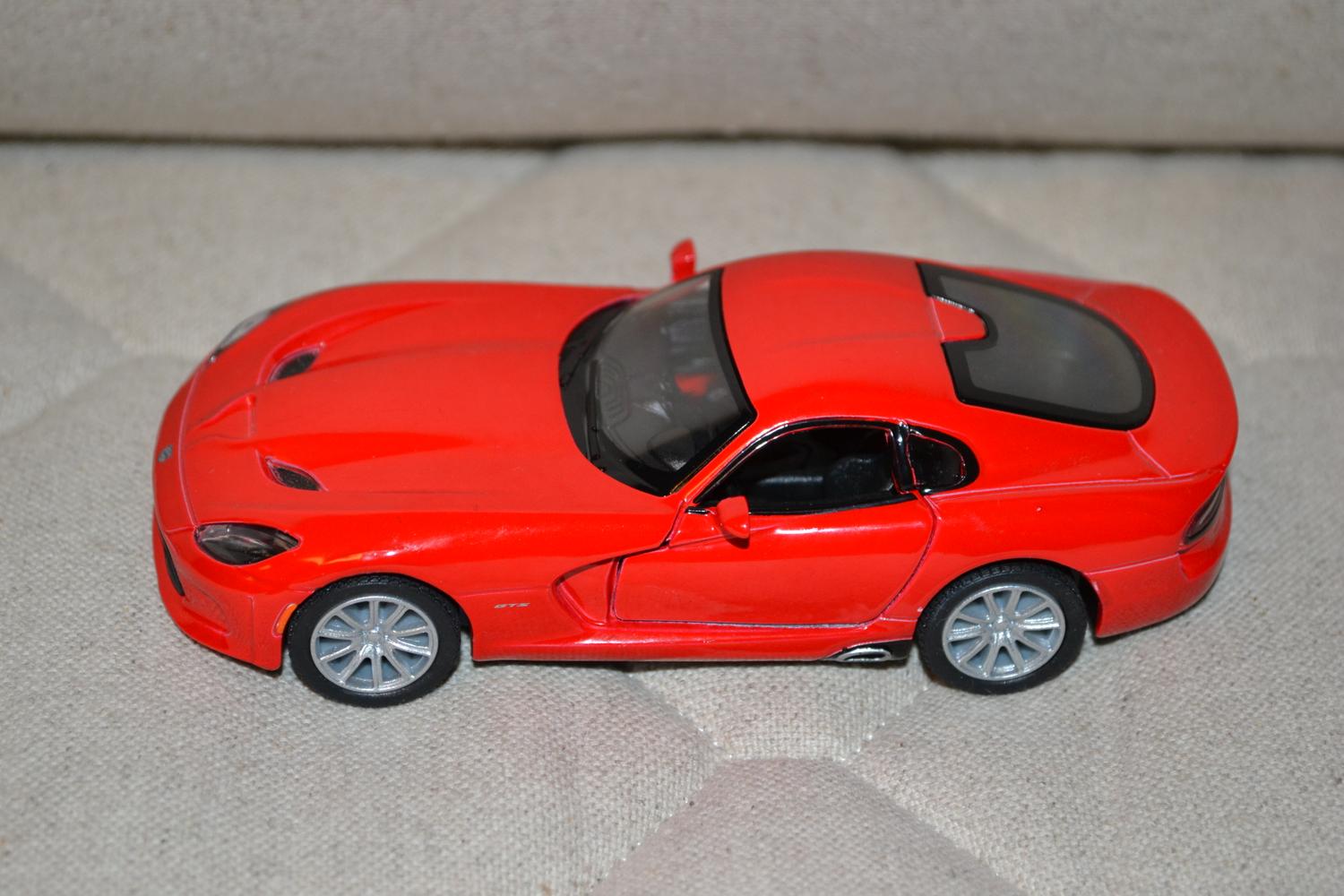 Röd Dodge SRT Viper GTS 2013 1:38 Kinsmart 13cm Ny