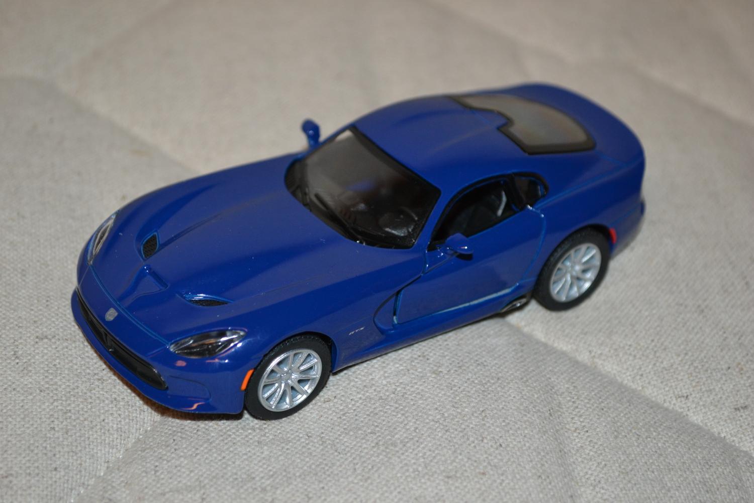 Blå Dodge SRT Viper GTS 2013 1:38 Kinsmart 13cm Ny