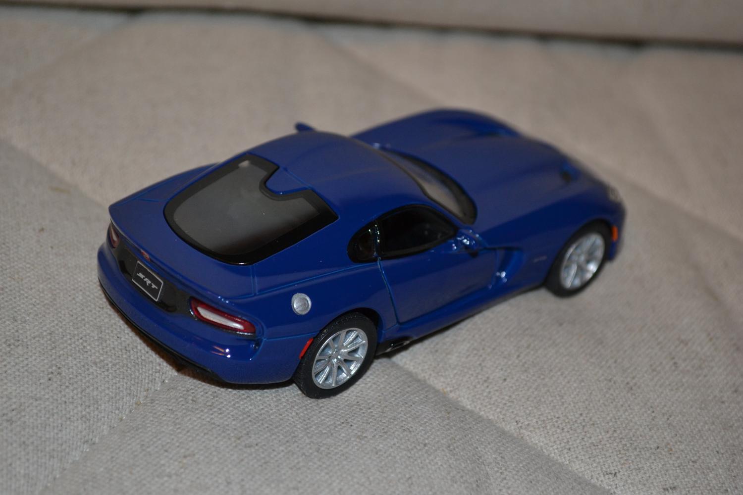 Blå Dodge SRT Viper GTS 2013 1:38 Kinsmart 13cm Ny