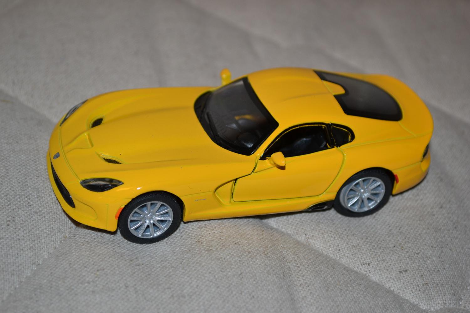 Gul Dodge SRT Viper GTS 2013 1:38 Kinsmart 13cm Ny