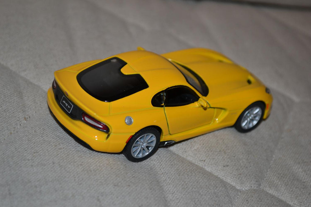 Gul Dodge SRT Viper GTS 2013 1:38 Kinsmart 13cm Ny