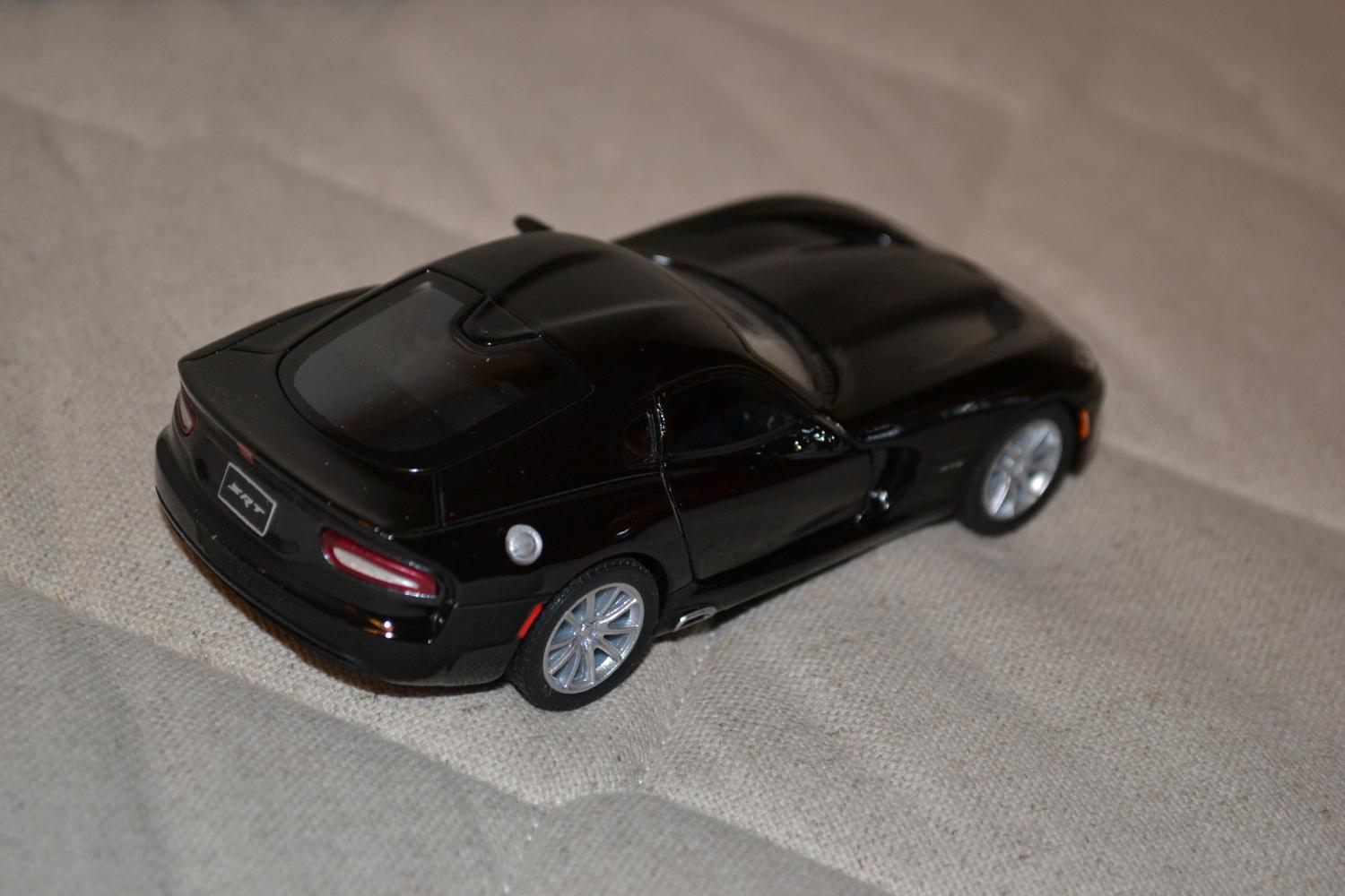 Svart Dodge SRT Viper GTS 2013 1:38 Kinsmart 13cm Ny