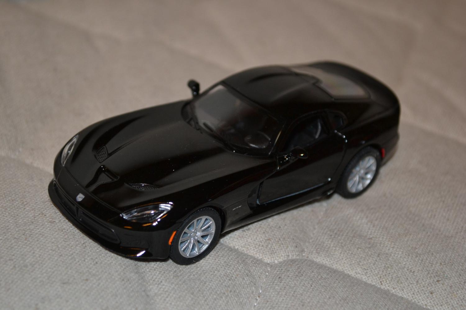 Svart Dodge SRT Viper GTS 2013 1:38 Kinsmart 13cm Ny