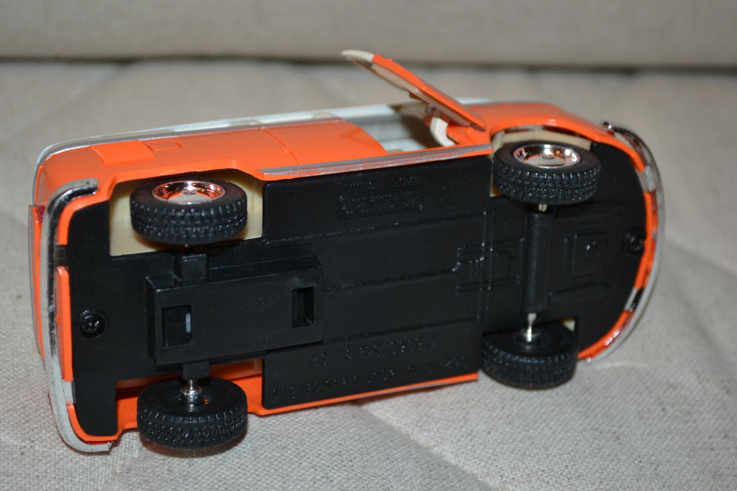 Orange Volkswagen Samba Buss 1962 VW Folkvagn 1:32 Kinsmart 13cm Ny