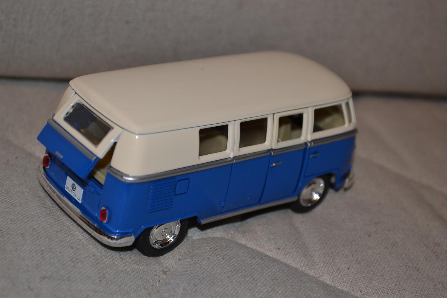 Blå Volkswagen Samba Buss 1962 VW Folkvagn 1:32 Kinsmart 13cm Ny