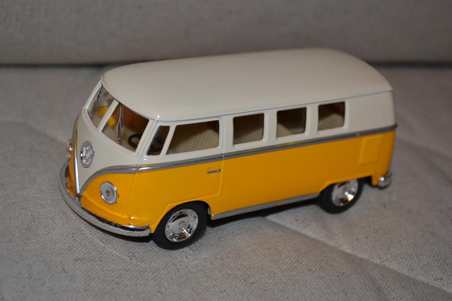 Gul Volkswagen Samba Buss 1962 VW Folkvagn 1:32 Kinsmart 13cm Ny