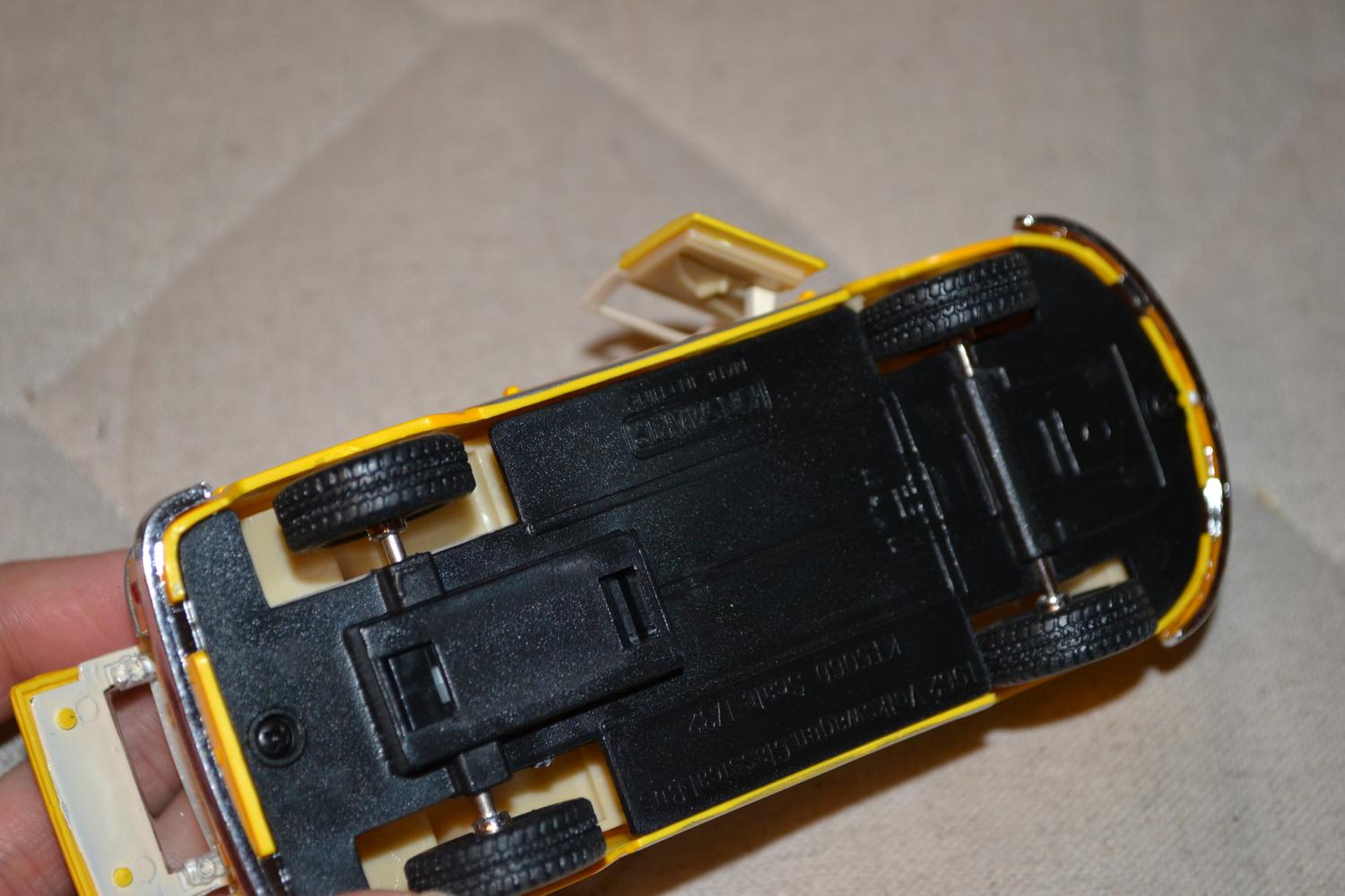 Gul Volkswagen Samba Buss 1962 VW Folkvagn 1:32 Kinsmart 13cm Ny