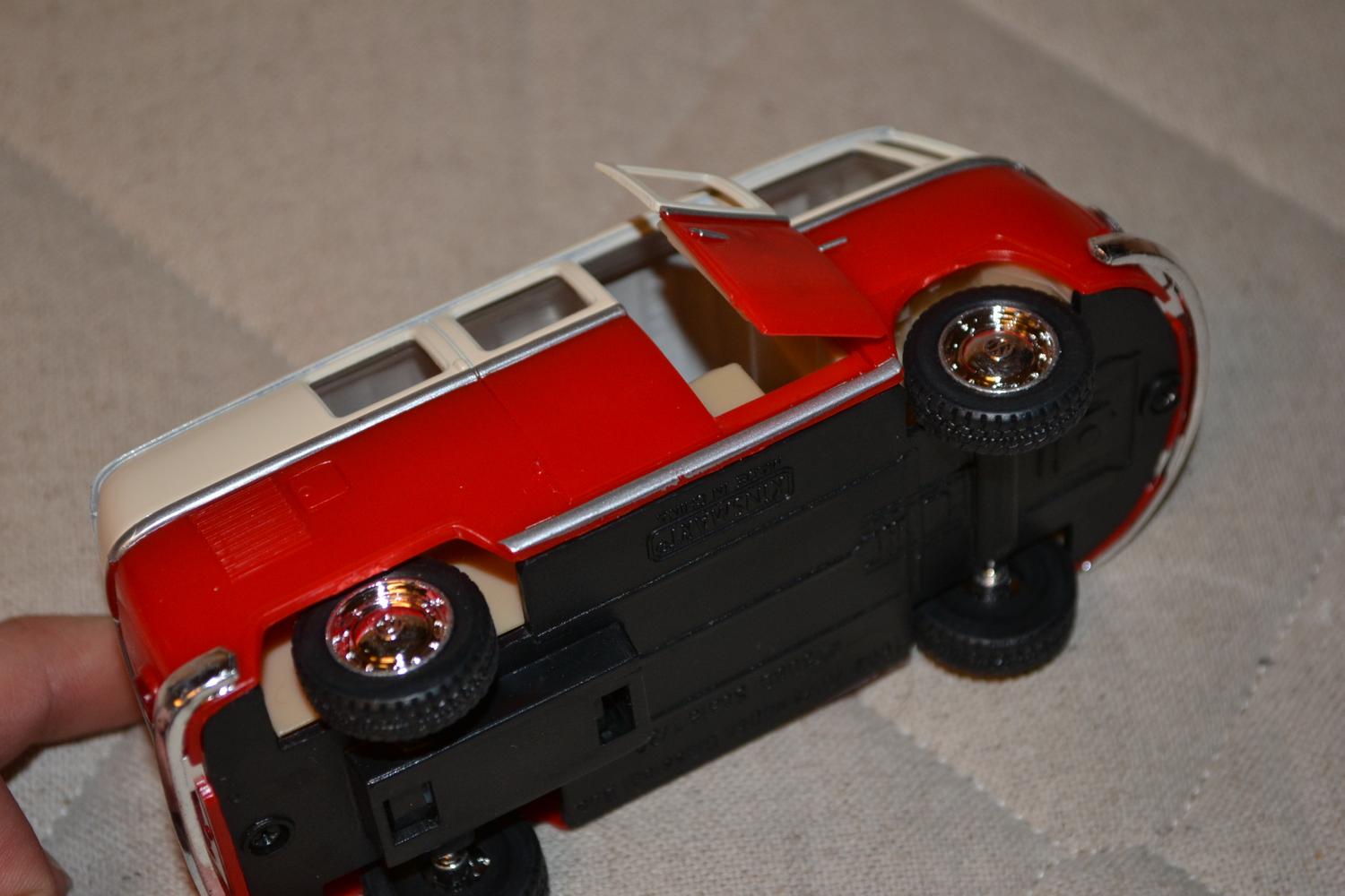 Röd Volkswagen Samba Buss 1962 VW Folkvagn 1:32 Kinsmart 13cm Ny