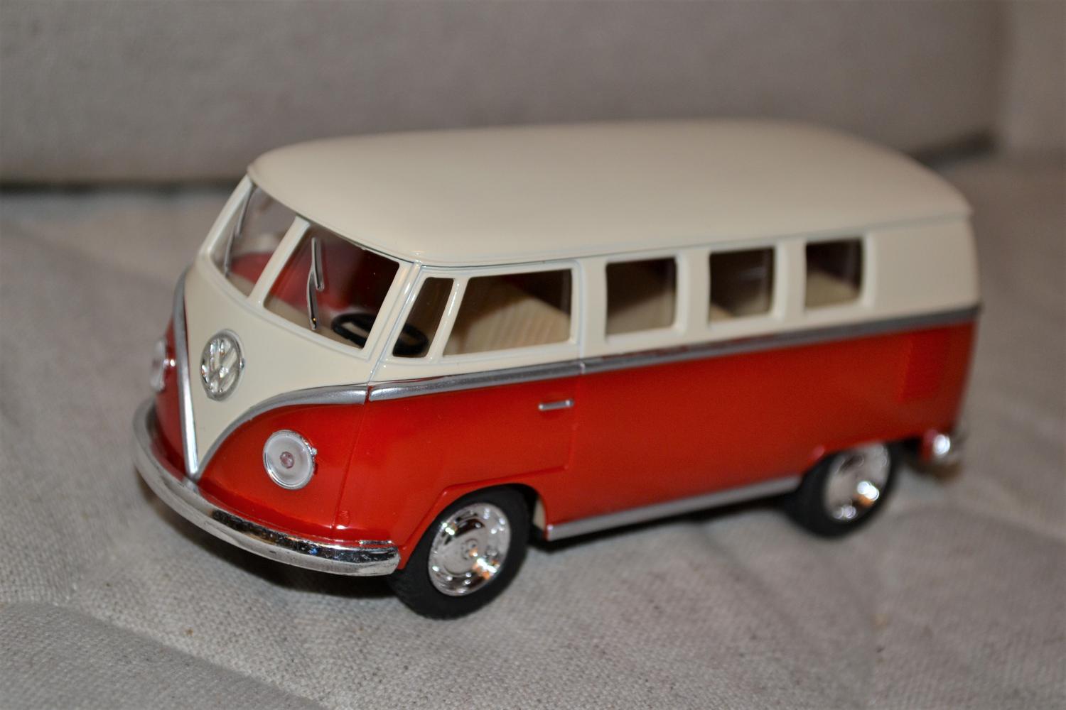 Röd Volkswagen Samba Buss 1962 VW Folkvagn 1:32 Kinsmart 13cm Ny
