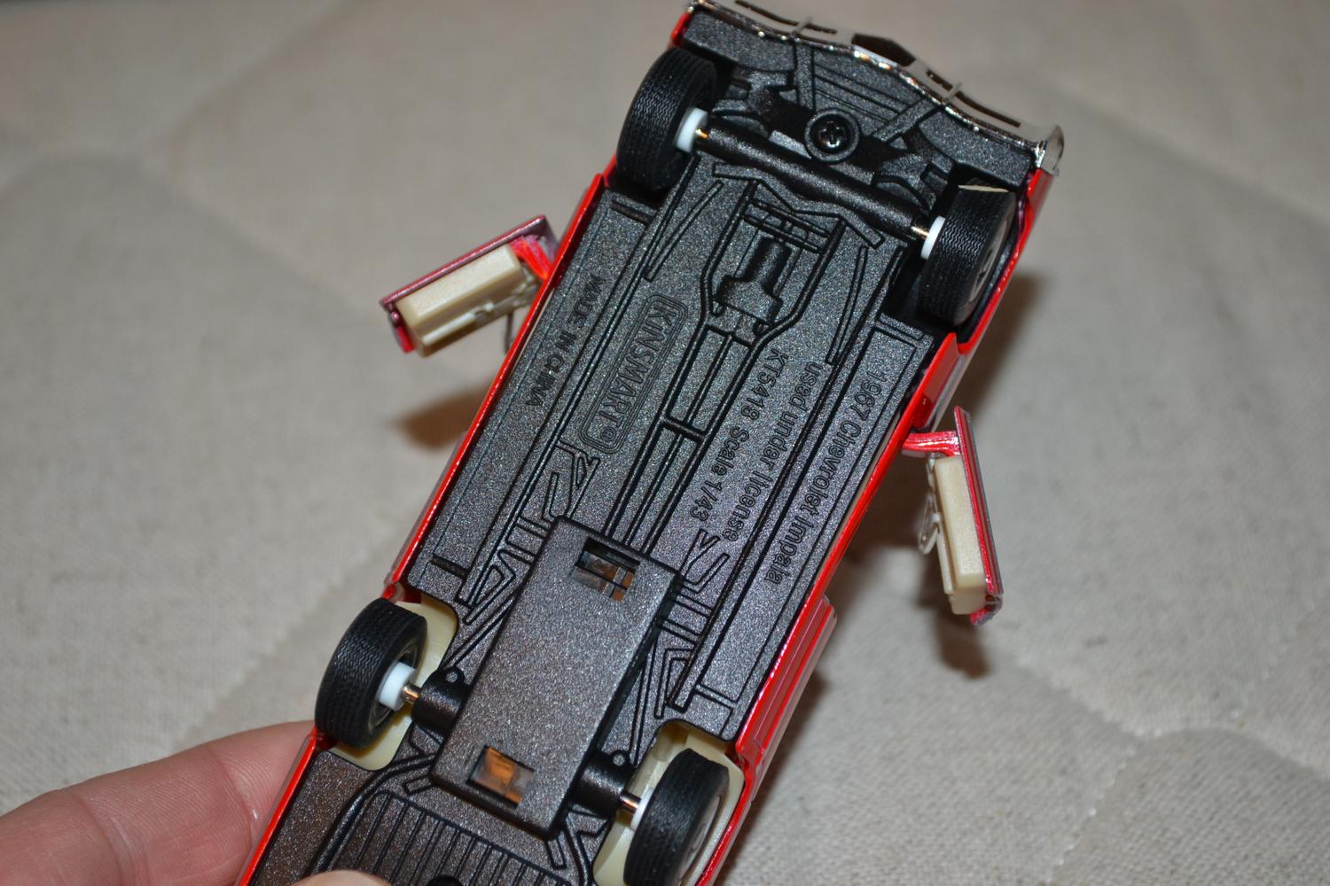 Röd Chevrolet Impala 4-door 1967 1:43 Kinsmart 13cm Ny