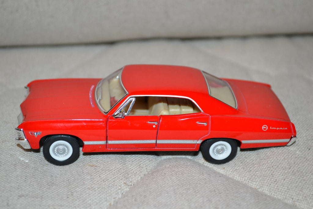 Röd Chevrolet Impala 4-door 1967 1:43 Kinsmart 13cm Ny