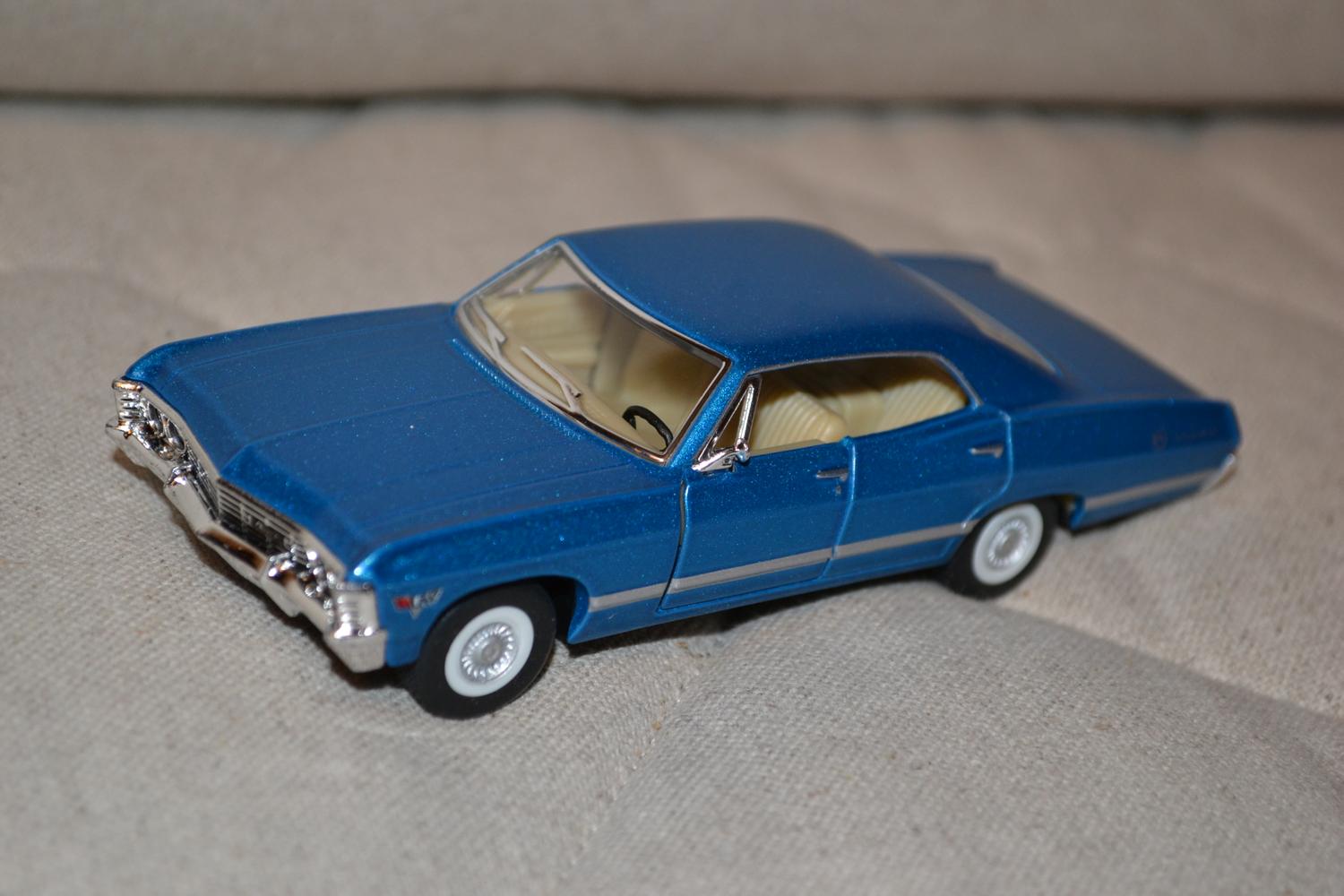 Blå Chevrolet Impala 4-door 1967 1:43 Kinsmart 13cm Ny