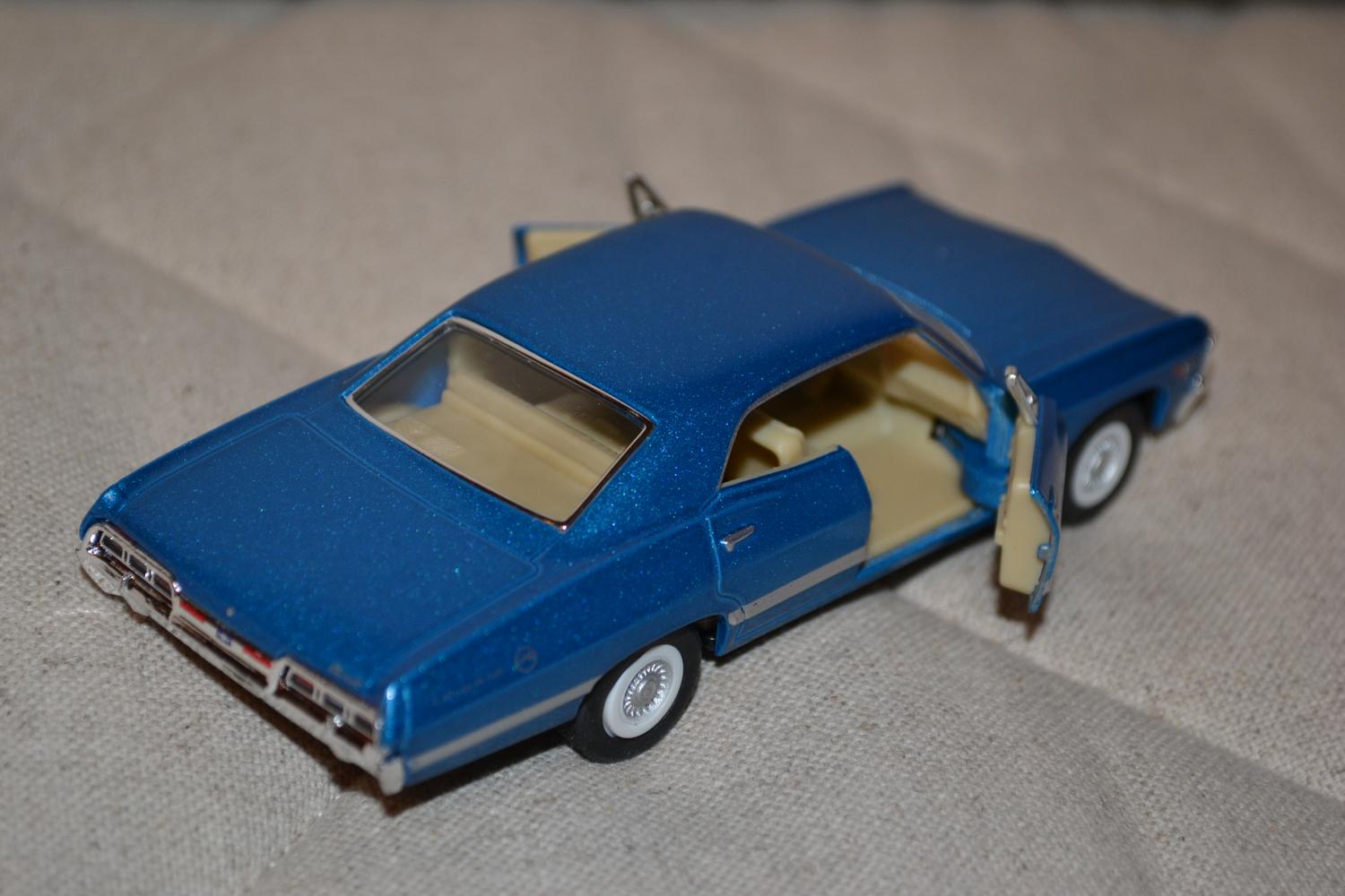 Blå Chevrolet Impala 4-door 1967 1:43 Kinsmart 13cm Ny