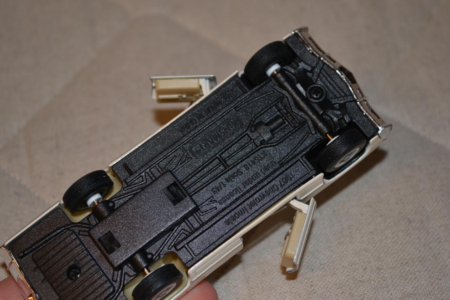 Vit Chevrolet Impala 4-door 1967 1:43 Kinsmart 13cm Ny