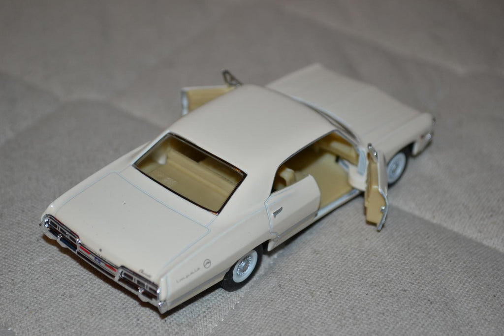 Vit Chevrolet Impala 4-door 1967 1:43 Kinsmart 13cm Ny