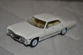 Vit Chevrolet Impala 4-door 1967 1:43 Kinsmart 13cm Ny