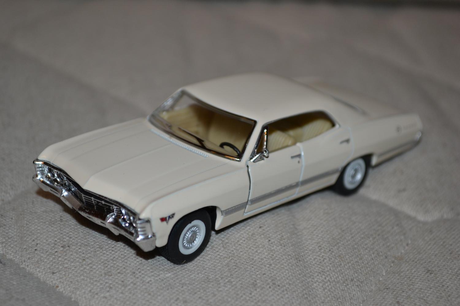 Vit Chevrolet Impala 4-door 1967 1:43 Kinsmart 13cm Ny