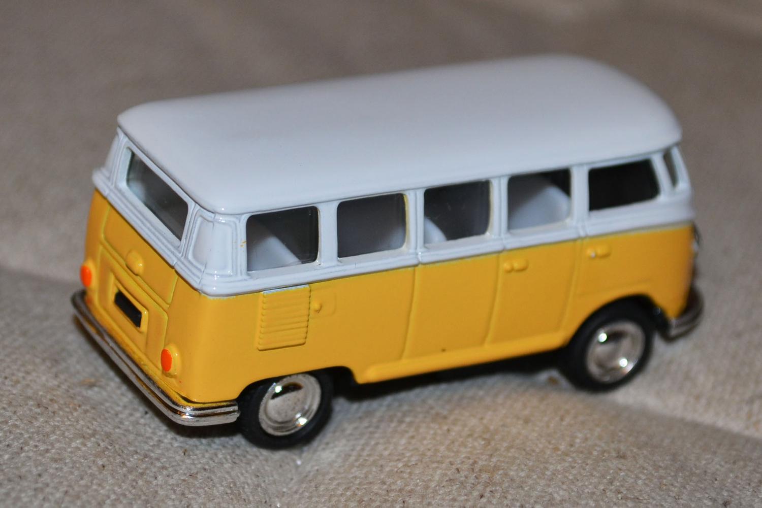 Gul Volkswagen Samba Buss 1962 VW Folkvagn 1:64 Kinsmart 6,5cm Ny
