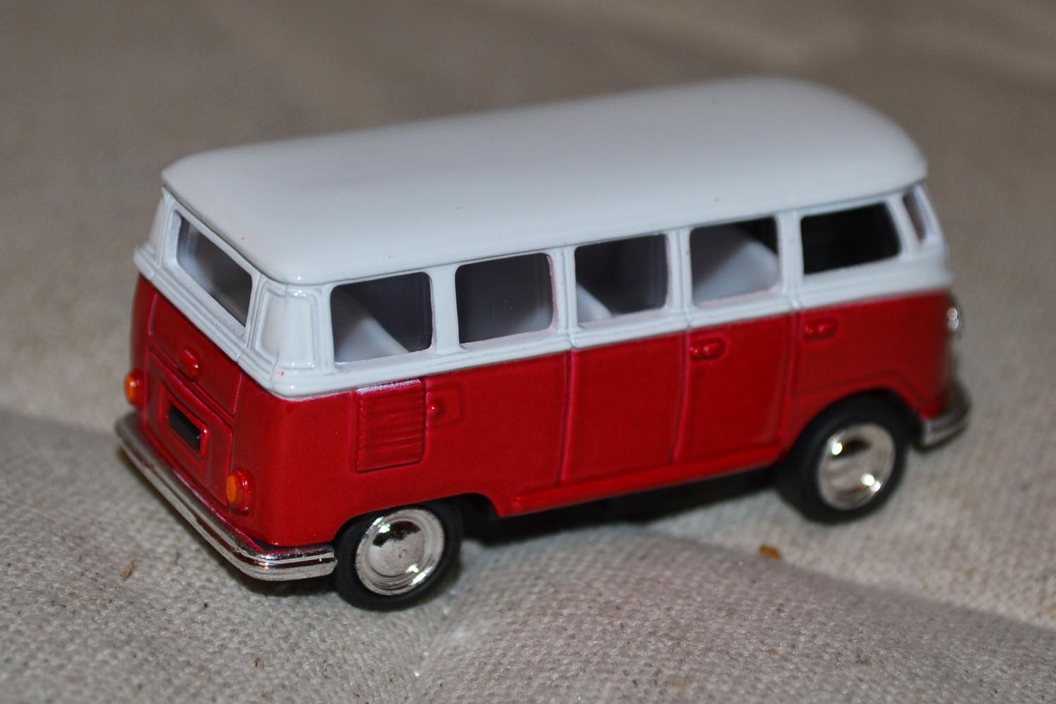 Röd Volkswagen Samba Buss 1962 VW Folkvagn 1:64 Kinsmart 6,5cm Ny