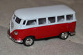 Röd Volkswagen Samba Buss 1962 VW Folkvagn 1:64 Kinsmart 6,5cm Ny
