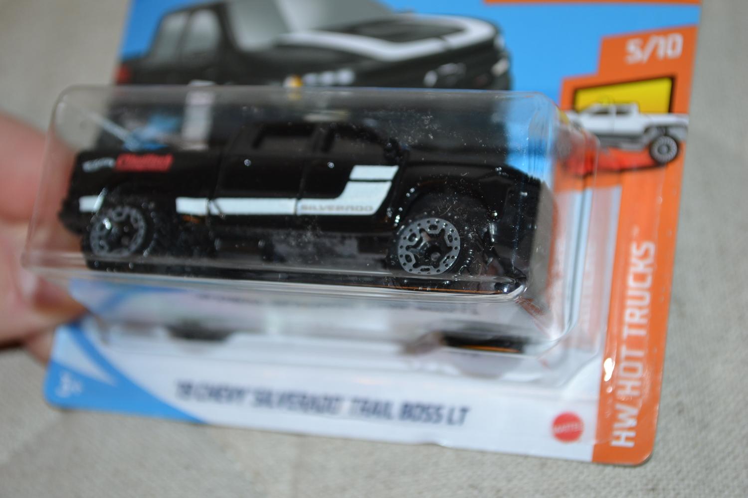 2019 Chevy Silverado Trail Boss LT 1:64 Hot Wheels (2020-2) 7cm Ny