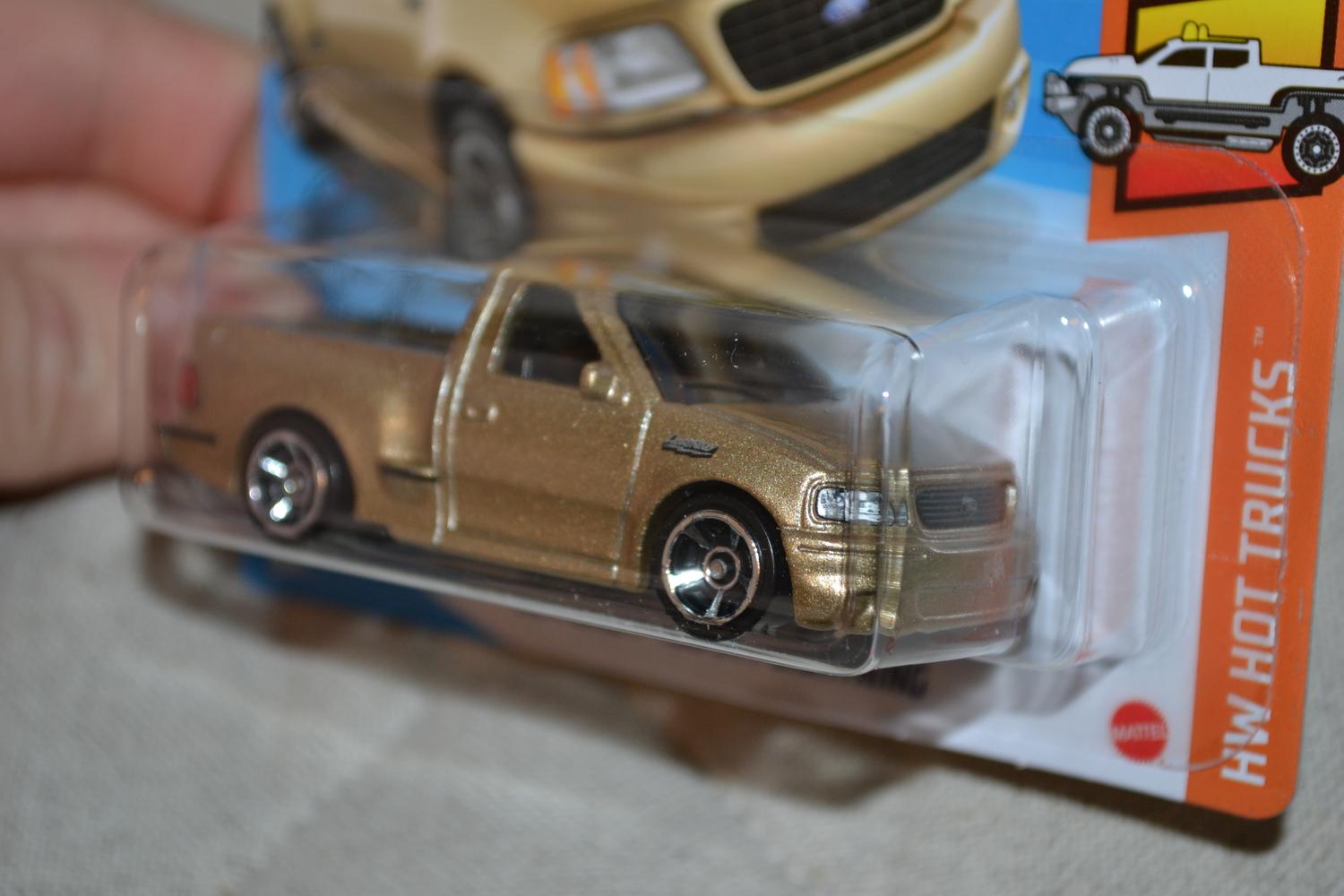 1999 Ford F-150 SVT Lightning Guldbrun 1:64 Hot Wheels (2020-2) 7cm Ny