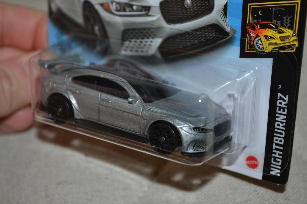 Jaguar XE SV Project 8 Silver 1:64 Hot Wheels (2020-2) 7cm Ny