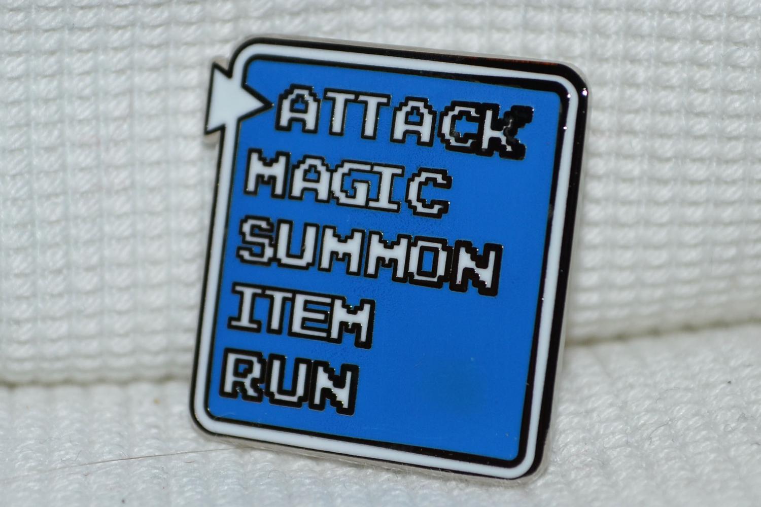 Attack Meny fr Final Fantasy RPG m. Emalj Brosch Pin 2,5cm Ny